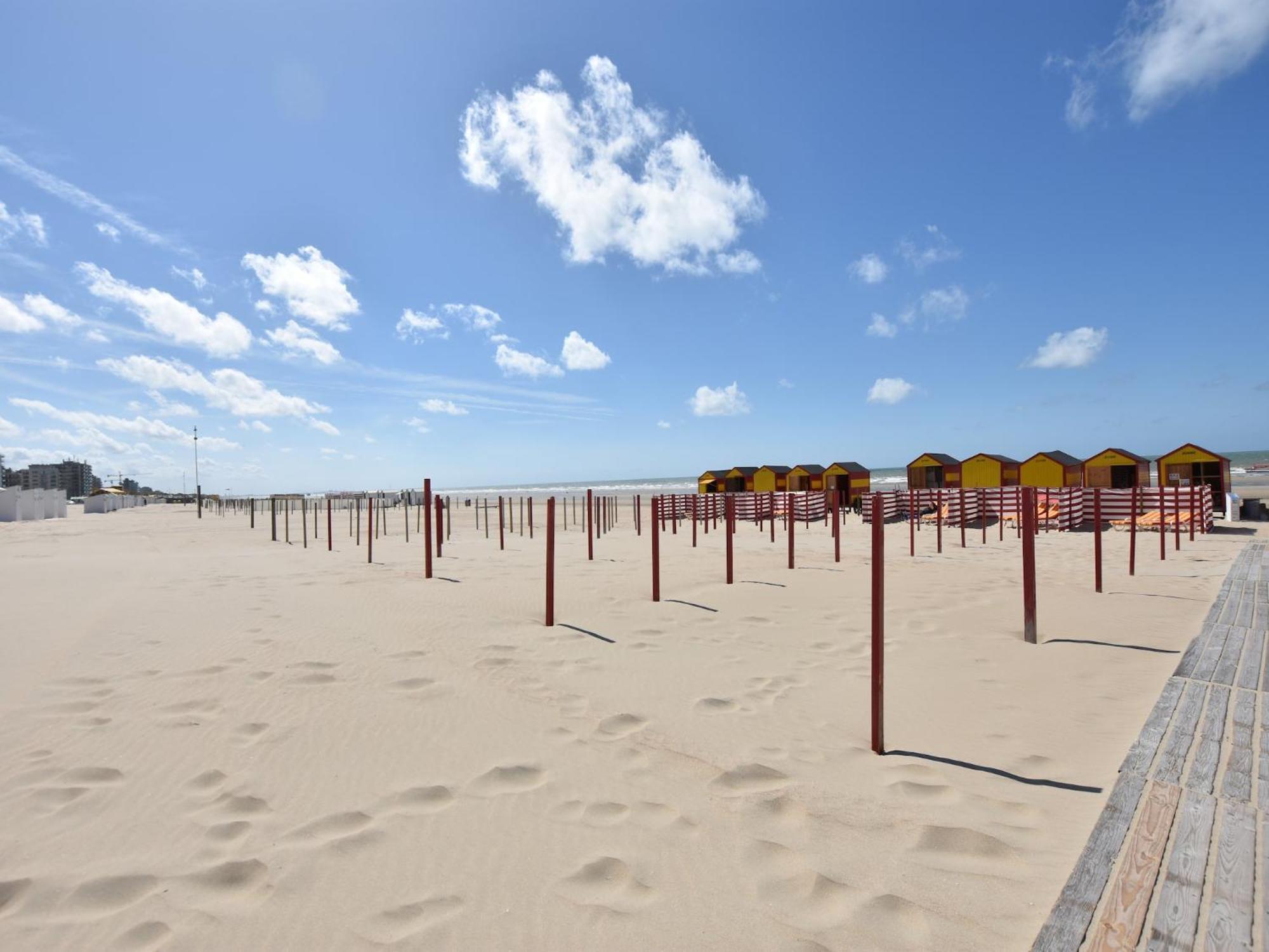 Former Hotel In The Centre And At 50 Metres From The Beach In Panne De Panne Exterior photo